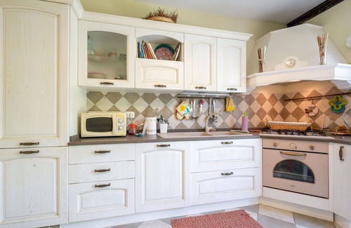 Montaldo Roero House | Stunning villa for 8 guests with TV, balcony and pets allowed
