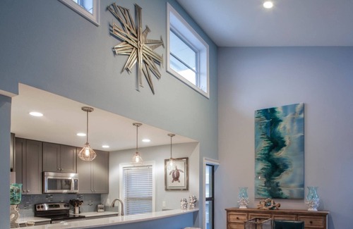 Clearwater Beach Condo | Stunning Villa Just Steps to the Sand! Walk to Frenchy's! FREE Activities & Parking ~ B5 Villas CB