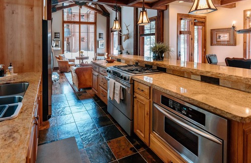 Homewood Villa | Stunning Villa right on the Lake