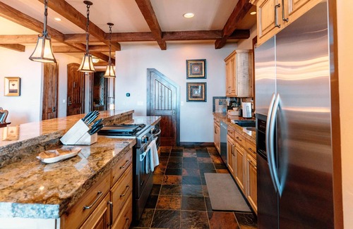 Homewood Villa | Stunning Villa right on the Lake