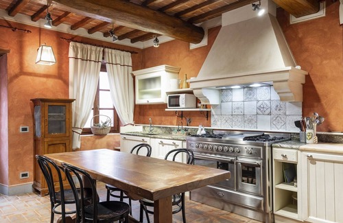 Reggello House | Stunning villa,Saltwaterpool,Sauna,Wi-Fi,fenced garden,table tennis,BBQ,sleep 16