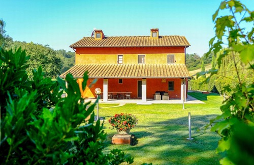 Reggello House | Stunning villa,Saltwaterpool,Sauna,Wi-Fi,fenced garden,table tennis,BBQ,sleep 16