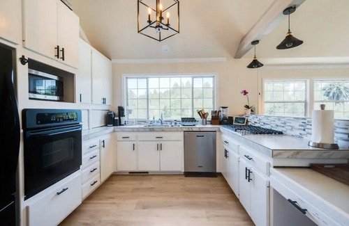 Geyserville House | Stunning Vineyard Views, Top Location, Clean, Safe
