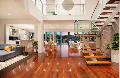 Surfers Paradise House | Stunning Waterfront home on the Gold Coast*Heated Pool* nPet Friendly.