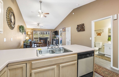 Table Rock Condo | Stunning Water View – Amazing Walk-In Condo /Indoor Pool /Pet Friendly