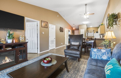Table Rock Condo | Stunning Water View – Amazing Walk-In Condo /Indoor Pool /Pet Friendly