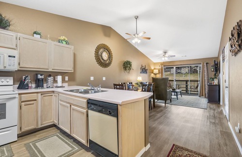 Table Rock Condo | Stunning Water View – Amazing Walk-In Condo /Indoor Pool /Pet Friendly