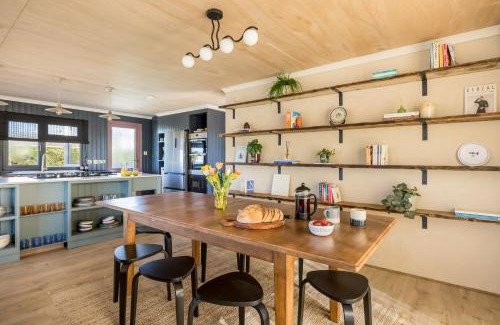 Christchurch House | Stunning Waterfront, Wood Fired Hot Tub, Projector & Log Burner