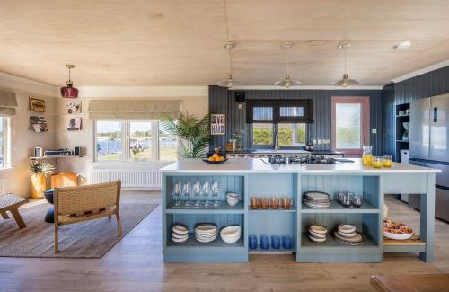 Christchurch House | Stunning Waterfront, Wood Fired Hot Tub, Projector & Log Burner