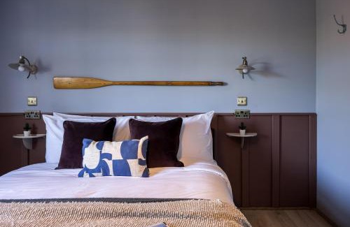 Christchurch House | Stunning Waterfront, Wood Fired Hot Tub, Projector & Log Burner