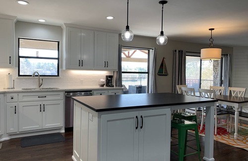Piney House | Stunning Waterfront Lake Hamilton Views! (With Covered boat stall)