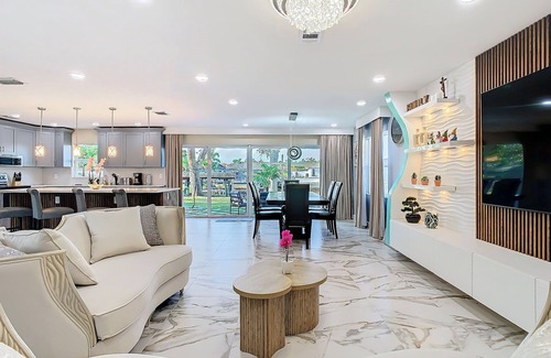 Tampa Shores House | Stunning Waterfront Resort-style Experience!
