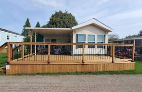Sherkston House | Stunning waterview, walk to the beach specious cottage on Lake Erie