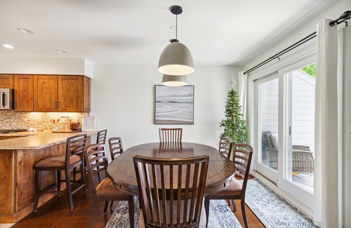 Harbor Springs Condo | Stunning Windward Condo Rental Offers Unforgettable Views & Vacation Retreat