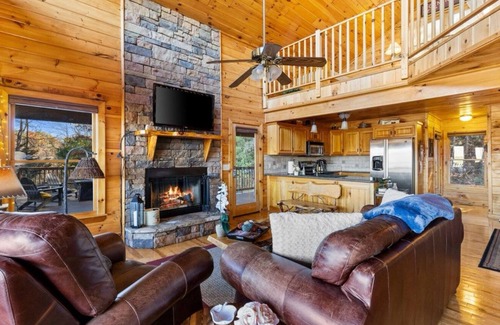 Mineral Bluff Cabin | Stunning YR mountain views 15 mins from it all with fireplaces, hot tub & pets!