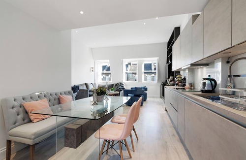 Fulham Broadway Apartment | Stunningly Decorated 3BD Flat in Fulham