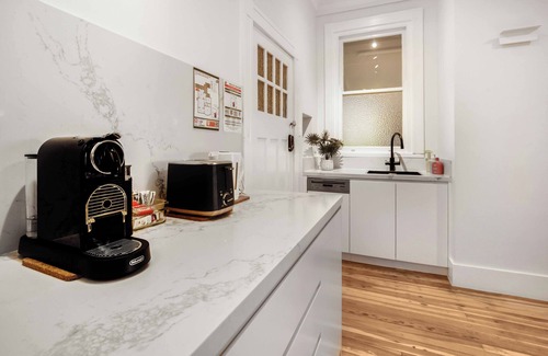 Rose Bay Apartment | Stunningly renovated Art Deco beachside 2BR apartment with views