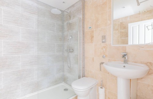 Larkhall Apartment | Stunningly Spacious 4BD Home, Clapham North