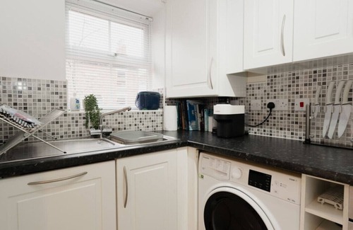 Chester House | Stylish Pet Friendly 2 BR Home, with Free Parking - 10 minutes from Chester City Centre