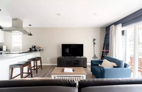 Renton Apartment | Style and location. Full Kitchen/Laundry. Parking.nn