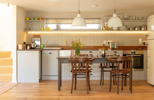 Stowmarket Cottage | Style, Luxury, and a big wildflower meadow: The Perfect Antidote to City Life - Skylarks