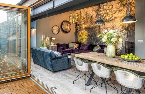 Bath Apartment | Style & opulence in Georgian chapel w Parking