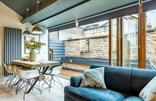 Bath Apartment | Style & opulence in Georgian chapel w Parking