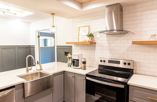 Southaven House | Styled, cozy residential retreat near town center