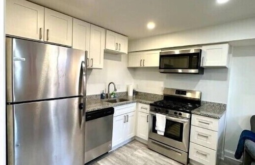 Brookland Apartment | Stylish 1 Bed - 5 min walk to Metro, free parking!nn
