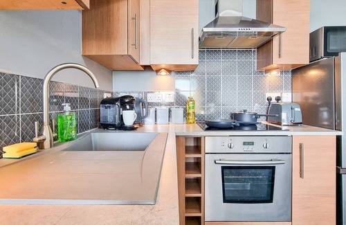 Clayton Apartment | Stylish 1-Bed Apartment with Parking