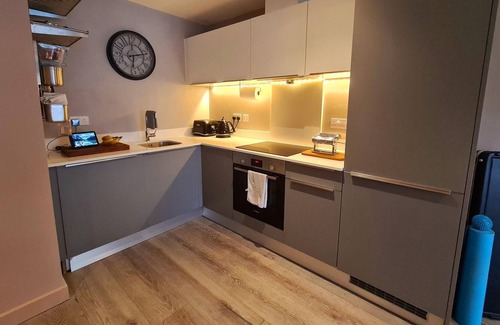 Cavendish Apartment | Stylish 1 Bed Apartment in London - (4.96 Stars Elsewhere!)