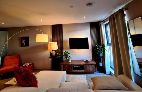 Cavendish Apartment | Stylish 1 Bed Apartment in London - (4.96 Stars Elsewhere!)
