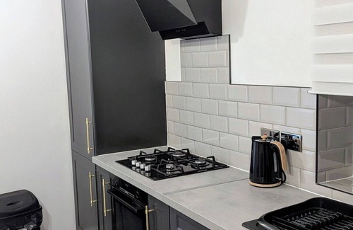 Anerley Apartment | Stylish 1 bed apartment, 5 minutes walk to Crystal palace train station!