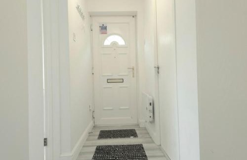 Tea Green Apartment | Stylish 1 Bed Apt 4 Min to Airport WiFi & Parking