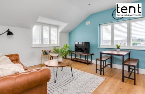 Runnymede Apartment | Stylish 1 Bed Apt , central , pkg, perfect for long stays