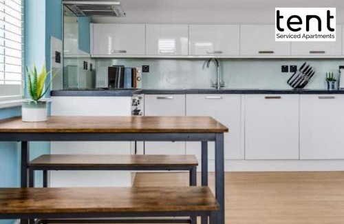 Runnymede Apartment | Stylish 1 Bed Apt , central , pkg, perfect for long stays