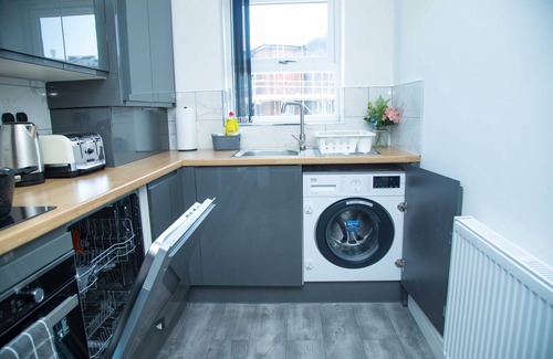 Oldbury Apartment | Stylish 1-bed Flat - balcony(canal view) & parking