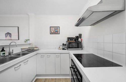Phillip Apartment | Stylish 1-Bed Stay with Balcony & Study Room