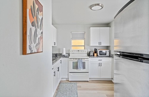 United Central Apartment | Stylish 1bd Apartment Near Central Ave (Main Floor)
