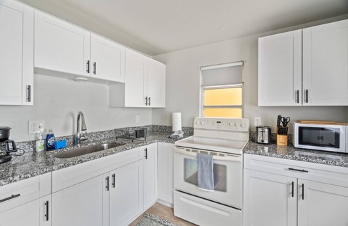 United Central Apartment | Stylish 1bd Apartment Near Central Ave (Main Floor)