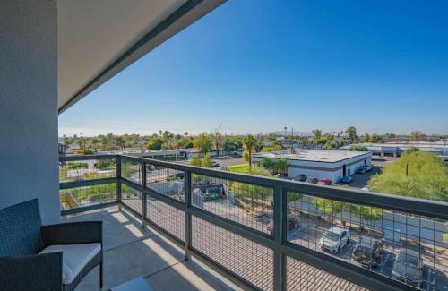 Tempe Apartment | Stylish 1BD - Balcony, Pool, Gym, W-D - Sleeps 4