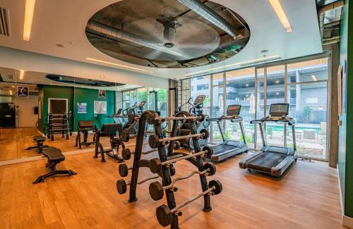 Evans Churchill Apartment | Stylish 1BD - Central Downtown - Gym, Pool, Parking