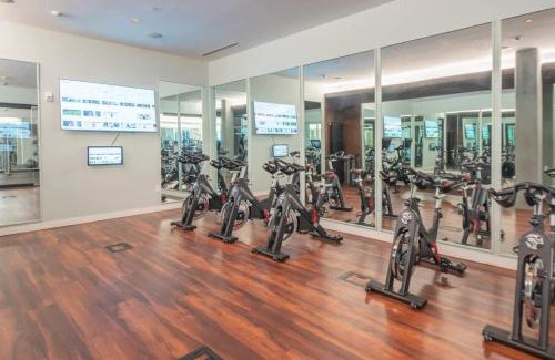 Tempe Apartment | Stylish 1BD - Pool, Gym, Parking, W-D - Sleeps 4
