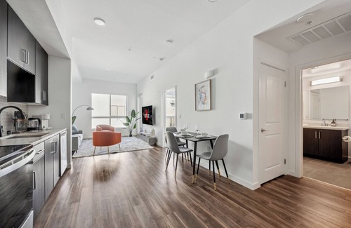 Melrose Apartment | Stylish 1Bdr in Heart of Hollywood,FreeParking,Pool