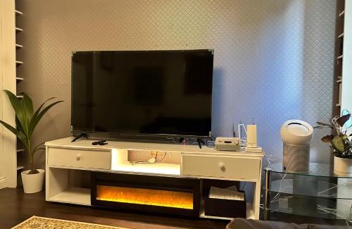 Crystal Palace Apartment | Stylish 1BR Apt w Fireplace & High-Speed WiFi