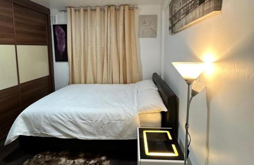 Crystal Palace Apartment | Stylish 1BR Apt w Fireplace & High-Speed WiFi