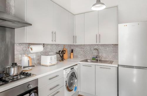 Croham Apartment | Stylish 1BR Flat-Terrace-Free Parking-Rail Station