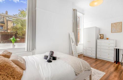 Croham Apartment | Stylish 1BR Flat-Terrace-Free Parking-Rail Station
