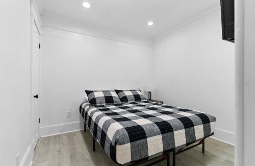 Lake Eola Heights House | Stylish 1br Orlando Suite Kitchen Wi-fi