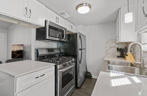 Zilker Apartment | Stylish 1BR Zilker Evonify